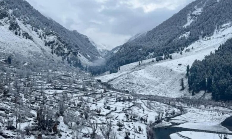 کشمیر میں سردیوں کا زور جاری، سون مرگ سرد ترین علاقہ
