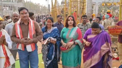 کمشنرحیدرا نے میڈارم جاترا میں درشن کئے