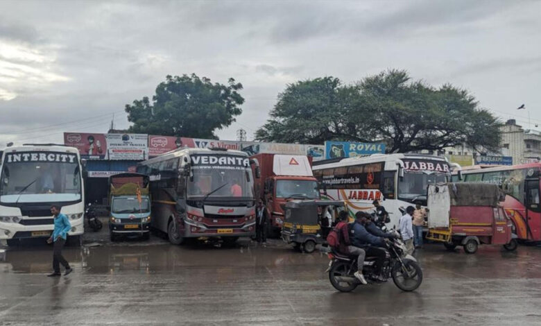 تلگو ریاستوں میں سنکرانتی کی گہما گہمی: مسافروں کی لوٹ مار کرنے والی پرائیویٹ ٹراویلس کو تلنگانہ کے محکمہ ٹرانسپورٹ کا انتباہ