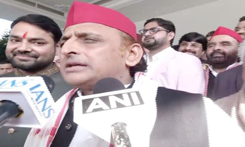 اکھلیش یادو نے کہا کہ اگر کوئی افسر شنکر آچاریہ سے تعارف اور سرٹیفکیٹ طلب کرتا ہے تو اس سے بڑی سناتن دھرم کی توہین اور کیا ہوسکتی ہے۔