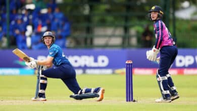 انگلینڈ کی جانب سے کیلب فالکنر نے تین وکٹیں حاصل کیں۔ مینی لمسڈن اور رالفی البرٹ نے دو، دو وکٹیں لیں۔