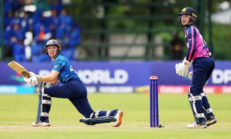 انگلینڈ کی جانب سے کیلب فالکنر نے تین وکٹیں حاصل کیں۔ مینی لمسڈن اور رالفی البرٹ نے دو، دو وکٹیں لیں۔