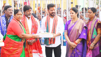 چیف منسٹر نے میڈارم مندر کی یادگاری تختی کی نقاب کشائی کی اور اپنے خاندان کے افراد و وزراء کے ہمراہ پہلی پوجا کی۔