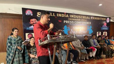 نمائش کلب میں خواتین کا مشاعرہ- مخیر حیدر , پروفیسر مسعود احمد اور فاروق شکیل کا خطاب