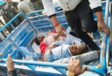 اس حادثے میں ایک نوجوان کی موقع پر ہی موت ہو گئی، جبکہ دو دیگر شدید طور پر زخمی ہو گئے۔