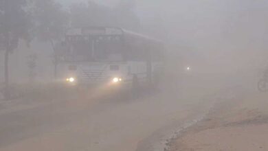 حیدرآباد گھنے کہرے کی لپیٹ میں، کم حدِ نگاہ سے معمولاتِ زندگی مفلوج، پروازیں اور ٹریفک متاثر