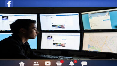 فیس بک پرآئے لنک پر کلک کرتے ہی بینک کھاتے سے 25 لاکھ غائب آگرہ : اترپردیش کے ضلع آگرہ میں فیس بک پر آئے گیم کا لنک کھولنا ایک شخص کو بھاری پڑ گیا۔ گیم کا لنک کھولتے ہی اکاونٹ سے 25 لاکھ روپے غائب ہوگئے۔ پولیس نے جمعہ کو بتایا کہ ہستینا پوری رہائشی امیش سنگھ نے تھانہ صدر میں کیس درج کروایا ہے۔ پولیس کے مطابق فیس بک چلاتے وقت امیش سنگھ کے پاس گیم کا ایک لنک آیا۔ اس نے جیسے ہی گیم کا لنک کھولا ویسے ہی امیش کے بینک اکاؤنٹ سے الگ الگ قسطوں میں تقریبا 25 لاکھ روپے چلے گئے۔ امیش سنگھ نے آن لائن شکایت بھی درج کروائی ہے اور اب تھانہ صدر میں کیس درج کر لیا گیا۔ پولیس پورے معاملے کی جانچ پڑتال میں مصروف ہے۔ جانکاری کے مطابق امیش سنگھ یو پی آئی کے ذریعہ سے بھی روپے ٹرانسفر ہو گئے۔ یہ پورا معاملہ سائبر ٹھگی کا ہے لہذا پولیس اس اکاؤنٹ کی ڈیٹیل نکال رہی ہے جس اکاؤنٹ میں روپے ٹرانسفر ہوئے ہیں۔ یوپی آئی کی بھی تفصیلات پولیس کے سائبر ایکسپرٹ تلاش کرنے میں مصروف ہیں۔