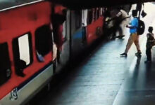 وجئے واڑہ ریلوے اسٹیشن پرآرپی ایف ہیڈ کانسٹیبل نے ایک مسافر کی جان بچائی