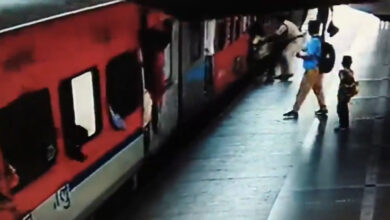 وجئے واڑہ ریلوے اسٹیشن پرآرپی ایف ہیڈ کانسٹیبل نے ایک مسافر کی جان بچائی