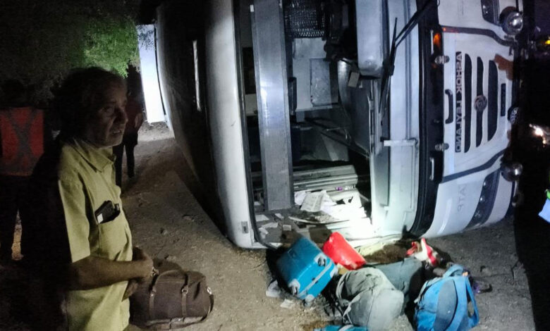 بس الٹ گئی۔19 مسافرین زخمی