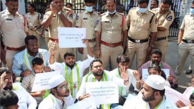 تلنگانہ انٹرمیڈیٹ بورڈ کے دفتر کے باہر تلنگانہ جاگروتی اسٹوڈنٹس فیڈریشن کے کارکنوں کا احتجاج