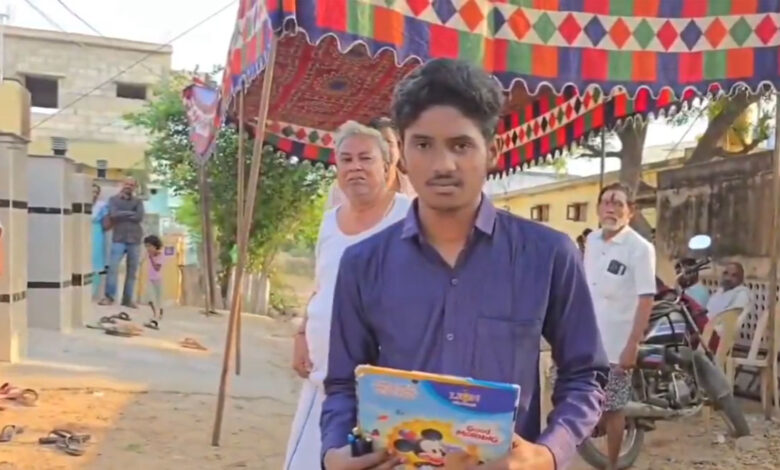 باپ کی موت کے باوجود بیٹا انٹرمیڈیٹ امتحان تحریرکرنے پہنچ گیا