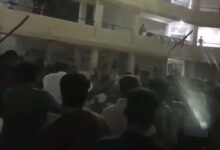 کاکتیہ یونیورسٹی میں چکن کے سالن پر طلبا کے ایک دوسرے پر لاٹھیوں اور پتھروں سے حملے