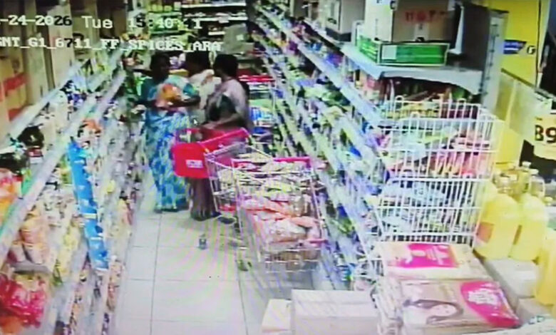 اے پی کے گنٹور میں ریلائنس اسمارٹ اسٹور میں ساڑیوں میں چھپا کر 11 کلو کاجو کی چوری کرنے والی تین خواتین رنگے ہاتھوں گرفتار