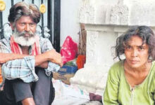 تعلیم، ڈگری اور وکالت،سب کچھ پیچھے چھوٹ گیا۔ مندر میں بھیک مانگنے والے ایڈوکیٹ کی درد بھری داستان