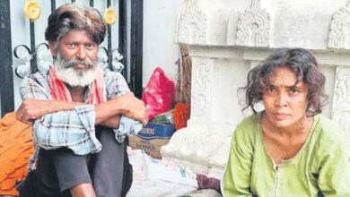 تعلیم، ڈگری اور وکالت،سب کچھ پیچھے چھوٹ گیا۔ مندر میں بھیک مانگنے والے ایڈوکیٹ کی درد بھری داستان