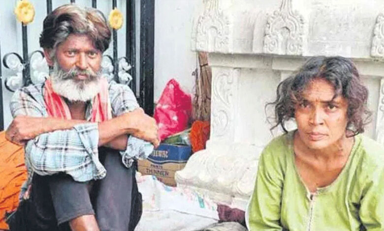 تعلیم، ڈگری اور وکالت،سب کچھ پیچھے چھوٹ گیا۔ مندر میں بھیک مانگنے والے ایڈوکیٹ کی درد بھری داستان