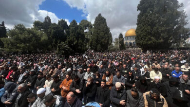 اسرائیلی پابندیوں کے باوجود ایک لاکھ فلسطینیوں کی مسجد اقصیٰ کے احاطے میں نمازِ جمعہ کی ادائیگی