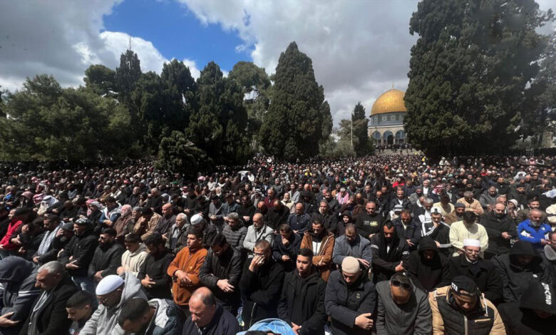 اسرائیلی پابندیوں کے باوجود ایک لاکھ فلسطینیوں کی مسجد اقصیٰ کے احاطے میں نمازِ جمعہ کی ادائیگی