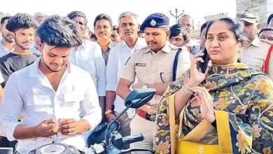 اے پی کی وزیر نے ہیلمٹ نہ پہننے پر نوجوان کی سرزنش کی۔ماں کو بھی فون کرکے ذمہ داری کا احساس دلایا