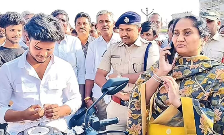 اے پی کی وزیر نے ہیلمٹ نہ پہننے پر نوجوان کی سرزنش کی۔ماں کو بھی فون کرکے ذمہ داری کا احساس دلایا