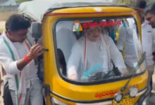 تلنگانہ کے وزیر ٹرانسپورٹ پونم پربھاکر نے آٹو چلایا