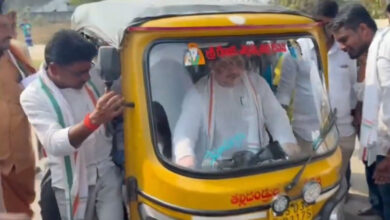 تلنگانہ کے وزیر ٹرانسپورٹ پونم پربھاکر نے آٹو چلایا