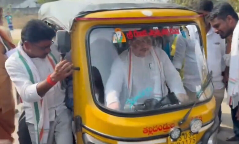 تلنگانہ کے وزیر ٹرانسپورٹ پونم پربھاکر نے آٹو چلایا