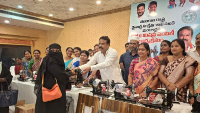 اندرامّا مہیلا شکتی اسکیم کے تحت اقلیتی خواتین میں سلائی مشینوں کی تقسیم