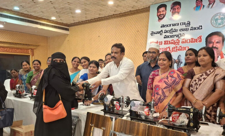 اندرامّا مہیلا شکتی اسکیم کے تحت اقلیتی خواتین میں سلائی مشینوں کی تقسیم