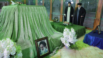 ایرانی سپریم لیڈر آیت اللہ خامنہ ای منظر عام پر، بانی اسلامی جمہوریہ کو خراج عقیدت