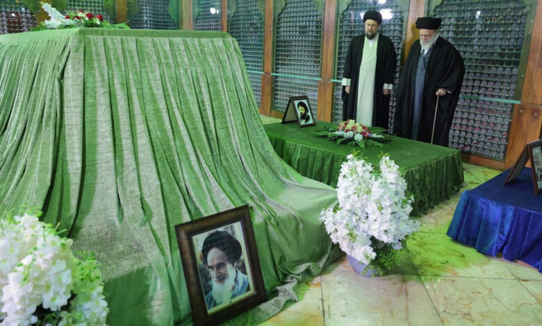 ایرانی سپریم لیڈر آیت اللہ خامنہ ای منظر عام پر، بانی اسلامی جمہوریہ کو خراج عقیدت