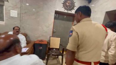 تلنگانہ: پولیس نے بی آرایس قائد دیوی پرساد کی رہائش گاہ کی تلاشی لی