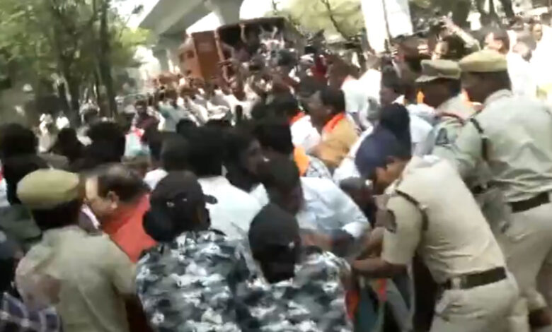 دفتر تلنگانہ ڈی جی پی کے سامنے بی جے پی کا احتجاج