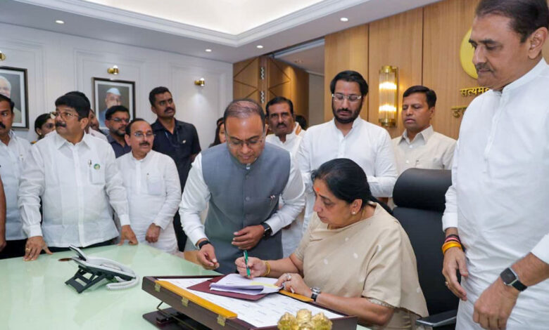 سنیترا پوار نے مہاراشٹر کے نائب وزیراعلی کے عہدے کی ذمہ داری سنبھالی