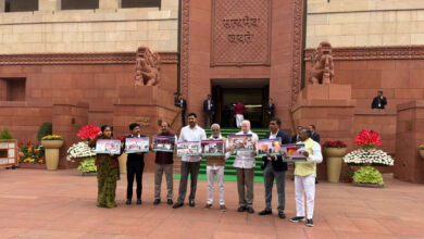 پارلیمنٹ کے اصل باب الداخلہ پر وائی ایس آر کانگریس کے ارکان پارلیمنٹ نے احتجاجی دھرنا دیا