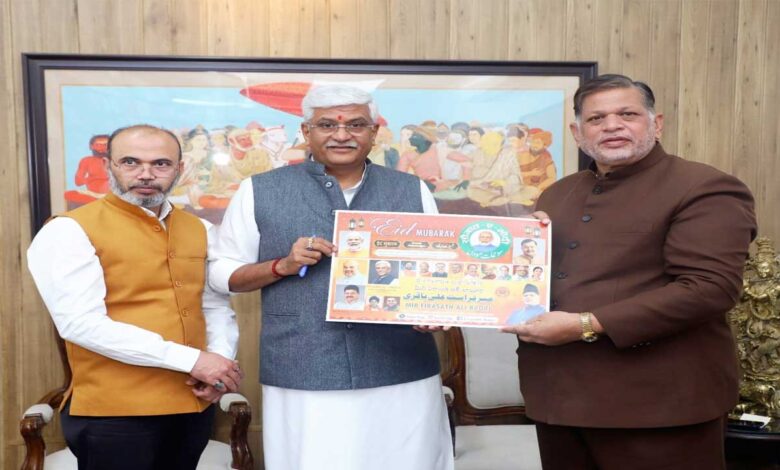 عیدالفطر سےقبل بی جے پی کامودی کٹس کاوزیرگجیندر سنگھ شیخاوت کےہاتھو پوسٹر جاری۔