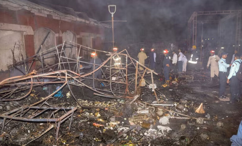 چھتر پور میٹرو اسٹیشن کے قریب دلی ہاٹ میں شدید آگ، 40 دکانیں خاکستر