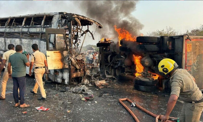 آندھرا پردیش میں بس میں آگ لگنے سے 13 مسافر زندہ جل گئے