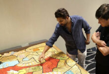 اللو ارجن نے توماتسو کوسانو کو پینٹنگ بطور تحفہ پیش کی