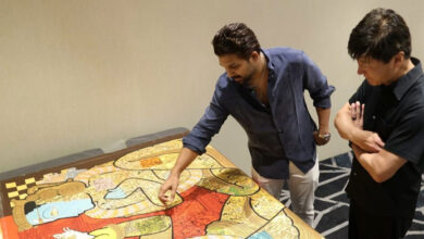 اللو ارجن نے توماتسو کوسانو کو پینٹنگ بطور تحفہ پیش کی