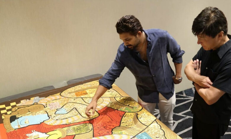 اللو ارجن نے توماتسو کوسانو کو پینٹنگ بطور تحفہ پیش کی