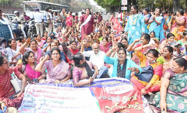 18,000 روپے ماہانہ تنخواہ کے مطالبے پر آشا ورکرز کا احتجاجی مظاہرہ