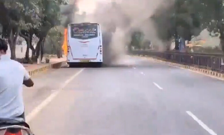 پرائیویٹ ٹراویلس کی بس اچانک شعلہ پوش