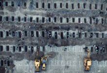 ایرانی وزیر خارجہ نے امریکی حملے میں شہید 160 طالبات کی قبروں کی تصویر شئیر کردی