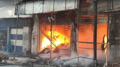 فلک نما پیلس کے قریب فرنیچر کی دکان میں آگ، فائر بریگیڈ کی کارروائی جاری