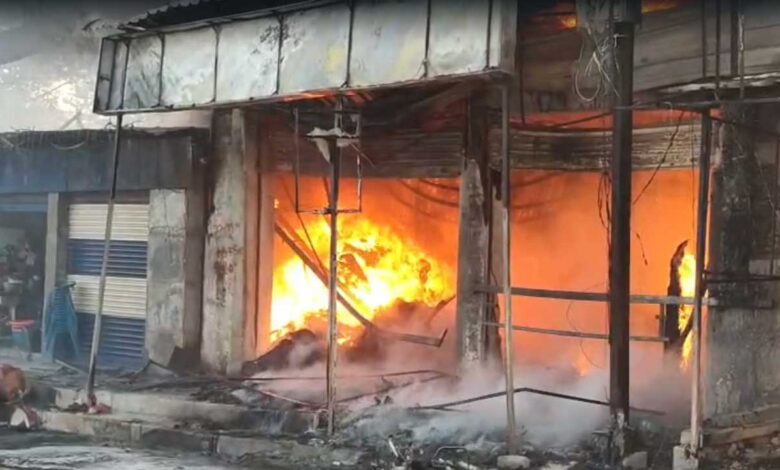 فلک نما پیلس کے قریب فرنیچر کی دکان میں آگ، فائر بریگیڈ کی کارروائی جاری