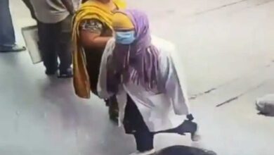 چوری کا ایسا حربہ آپ نے کبھی نہیں دیکھا ہوگا! خاتون ڈاکٹر بن کر مریض کے سونے کے زیورات لے اڑی