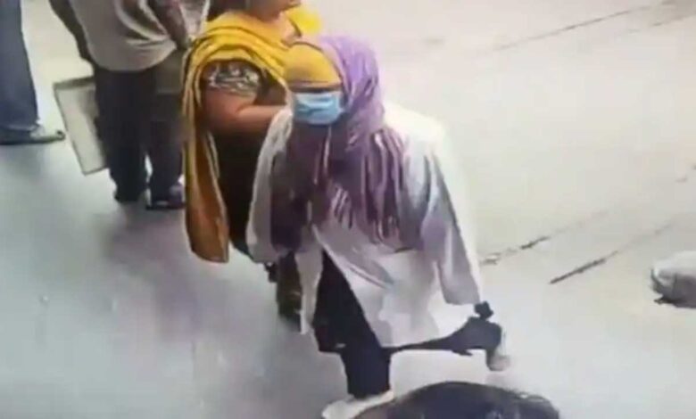 چوری کا ایسا حربہ آپ نے کبھی نہیں دیکھا ہوگا! خاتون ڈاکٹر بن کر مریض کے سونے کے زیورات لے اڑی