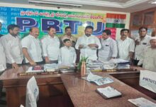 مرحوم محمد اسد علی، نائب صدر PRTU TS کے اہلِ خانہ کو ایک لاکھ روپے کا چیک پیش کیا گیا